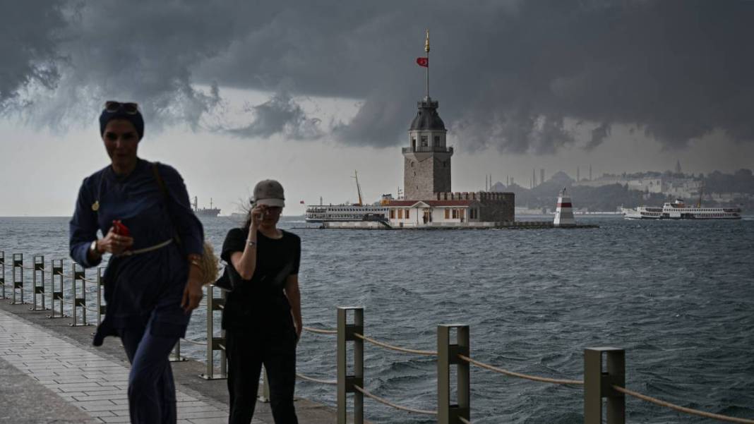 İstanbul sağanak yağışa teslim! Gündüz geceye döndü 1